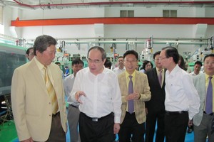 市委書記阮善仁與高新技術園區企業代表交談。（圖源：互聯網）