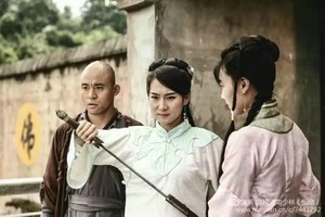 陳懿玲（中）正在演戲一瞥。（圖源：互聯網）