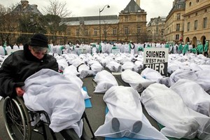 人類生存聯盟成員罩著白布躺在大街上抗議安樂死合法化法案。（圖源：互聯網）