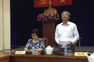 第五郡人委會主席范國輝(右)在新聞發佈會發表講話。（圖源：互聯網）