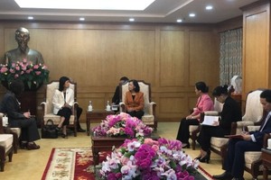 中央民運部長張氏梅(右)接見加拿大駐越南特命全權大使平‧基特尼克尼(Ping Kitnikone)。（圖源：明珠）