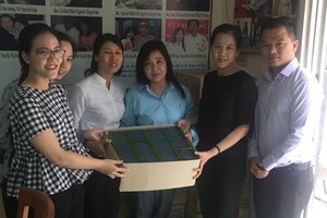 越南時代廣場代表向黃小香主任︵右三︶贈送高級月餅。