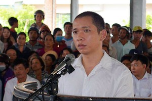 被告人黎林興站在被告席上答法官問案。（圖源：九龍）