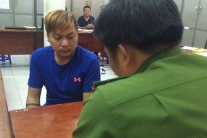 嫌犯在派出所供述作案過程。（圖源：NLD）