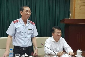 政府副總監察長鄧功訓(左)公佈了衛生部及所屬相關單位在落實自主規定工作責任的監察決定。（圖源：勝光）