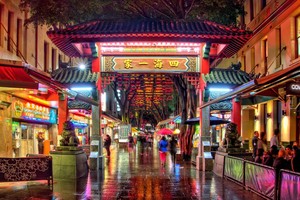 悉尼唐人街夜景一隅。（圖源：Luke Zeme）