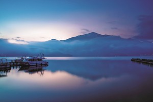夜裡日月潭像是披上一層薄紗。（圖源：互聯網）