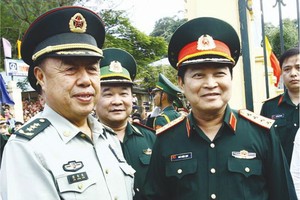 國防部長吳春歷（右）會見范長龍同志。