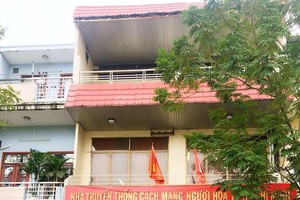 華人文藝工作者參觀華人革命傳統室後留影。