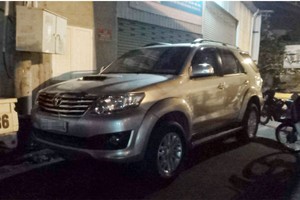 停車去用晚餐回來時，車主發現車門被砸碎。（圖源：越民）