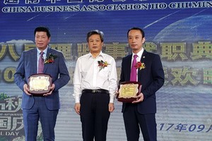 陳德海總領事（中）授牌給翁明照會長（左）和柯育監事長。