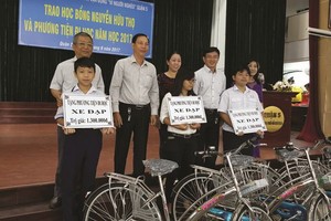 第五郡各部門代表贈送自行車給清貧學生。