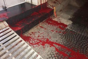 第一郡某一民房遭人潑油漆動物血。（圖源：元寶）