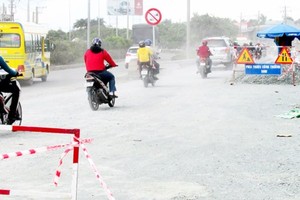 1號國道、從“嘉”四岔路口至平福四岔路口路段，多個位置同時進行 掏挖路面以進行施工，威脅到流通人車的安全。