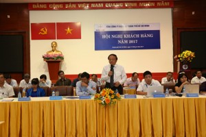 EVN HCMC副總經理阮文理在2017年客戶會議上答客戶問。