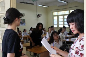 參加2017年國家高考的考生在考場辦理考試 手續。（圖源：互聯網）