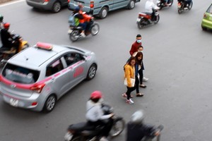 無視密集車輛，很多民眾若無其事地橫過馬路。 