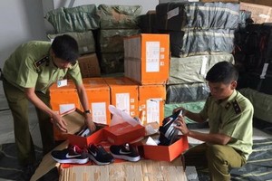 河內查獲 2650 對來歷不明鞋類。（圖源：越通社）