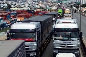 因為每天有16,000至20,000輛卡車和集裝箱卡車進出入桔萊港，經常造成堵車現象，所以市人委會向交通運輸部建議敷設抵桔萊港鐵路，以加強運輸連結的效果性。（圖源：海孝）