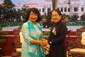 市委副書記武氏蓉(右)接見全球婦女峰會主席艾琳‧娜提維達（Irene Natividad）。（圖源；VOH）