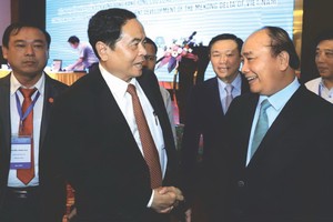 政府總理阮春福與代表交談。（圖源：互聯網）