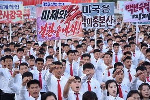 9月23日，朝鮮平壤，超過十萬朝鮮民眾在平壤金日成廣場舉行大規模集會，反對特朗普和美國。朝鮮27日呼籲全民族遵循宣言精神，共同構築半島持久和平體制。(圖片來源：視覺中國)