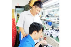 陳文信博士在殘疾青年職技培訓與就業中心為殘疾人士授藝。