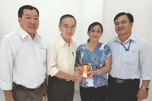 本報轉交建屋經費予華人家庭