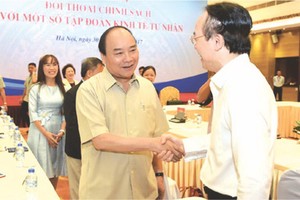 阮春福總理問候出席會議代表。