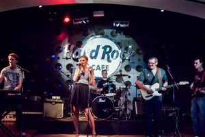 外國歌手正在本市某酒吧表演。