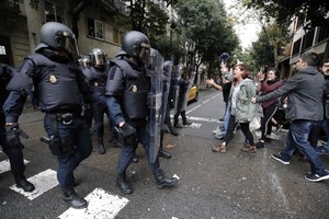 防暴警察拿起盾牌對抗民眾。（圖源：互聯網）