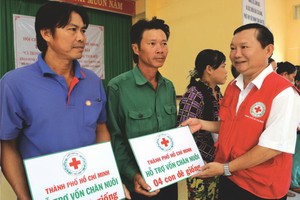 阮煌恩副主席向貧困戶贈送種羊。