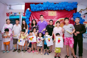 千禧龍傳媒職工向殘疾孤兒贈送中秋禮物。