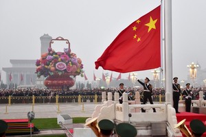 10月1日，約10萬民眾在中國天安門廣場觀看升旗儀式，慶祝新中國68週歲華誕。（圖源：新華網）