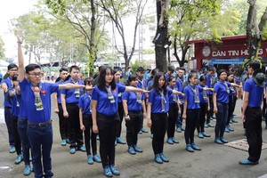 青年參加禮儀比賽。