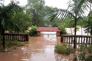 圖為老街省保安縣義都鄉，洪水湧至造成義都街市嚴重受淹從0.8至1米深。（圖源：H.Minh）