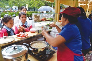 市民在小吃街買早餐。