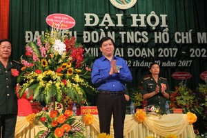 共青團中央書記阮隆海(中)贈送鮮花並祝賀2017-2022年任期第13次邊防部隊胡志明共青團大會。（圖源：潘后）