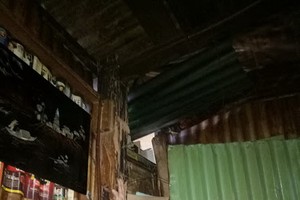 劉慧莊老大娘與面積僅12平方米的簡陋小屋子。