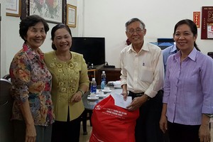 阮氏麗主任（左二）贈送禮物給王沛川校長（左三）。