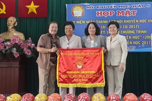 第五郡勵學會獲越南勵學會頒贈出色錦旗。