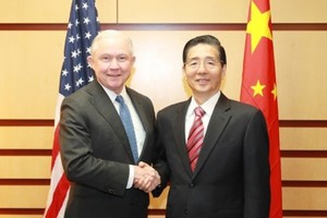 郭聲琨(右)與美國司法部長塞申斯會晤前握手合照。　（圖源：互聯網）