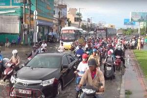 水淹最嚴重的是在1號國道途經安樂交通環島路段，水淹深近1米，導致許多車輛無法前行。（圖源：互聯網）