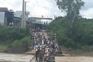 圖為一名7 歲小孩被水捲走的事發現場。（圖源：互聯網）