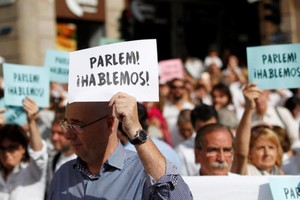 巴塞羅那民眾集會呼籲對話解決危機。（圖源：路透社）