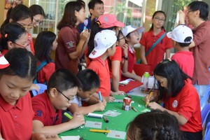 篆刻印章活動吸引眾多小朋友參與。