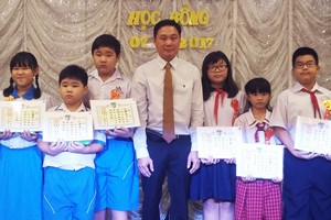 謝平國理事長向優秀子弟頒獎。