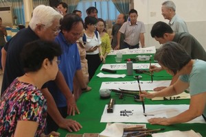 書法家正在揮毫。