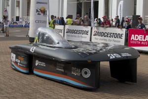 圖為來自澳大利亞國立大學的“MTAA超級衝鋒”號太陽能汽車在比賽中出發。（圖源：互聯網）