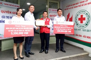 陳文俊副主席向汪行長頒發感謝書。